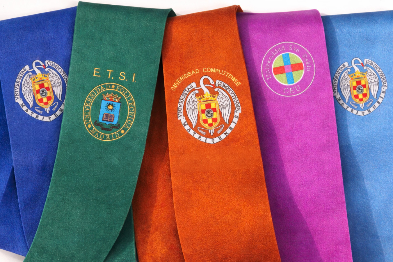 Los colores de las becas de graduación en las orlas universitarias Becas-universitarias-orlarus.jpg